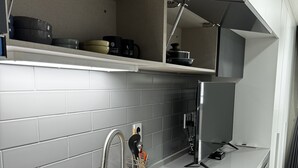 Standard Twin Room | Private kitchen | Fridge, microwave, stovetop, electric kettle - Jeju Centerpoint N Residence (Jeju City)