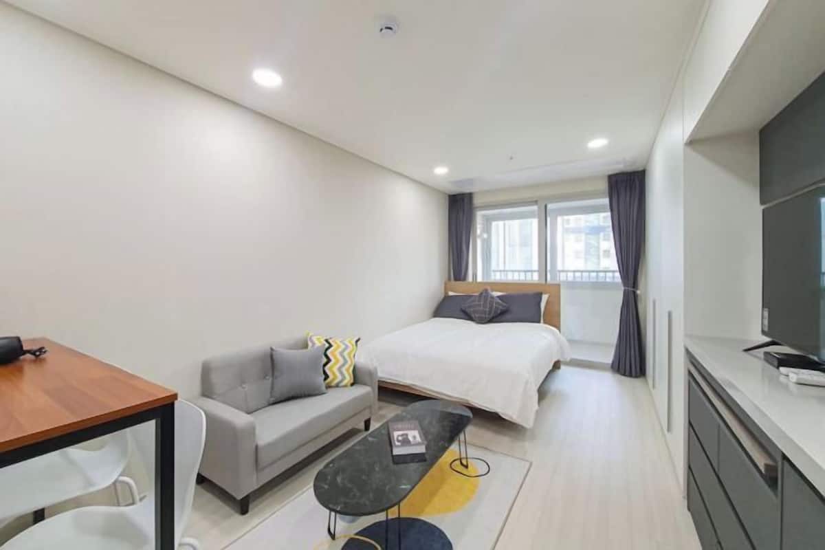 Desk, soundproofing, free WiFi, bed sheets