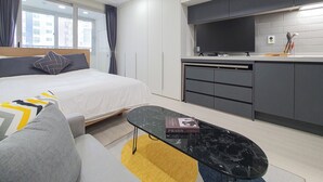 Desk, soundproofing, free WiFi, bed sheets - Jeju Centerpoint N Residence (Jeju City)