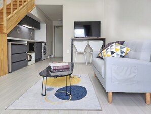 Desk, soundproofing, free WiFi, bed sheets - Jeju Centerpoint N Residence (Jeju City)