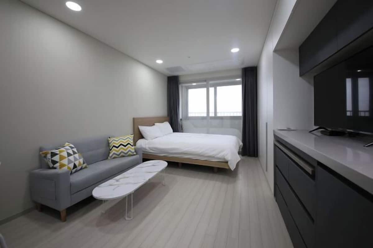 Desk, soundproofing, free WiFi, bed sheets