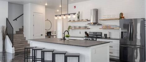 Réfrigérateur, micro-ondes, four, plaque de cuisson