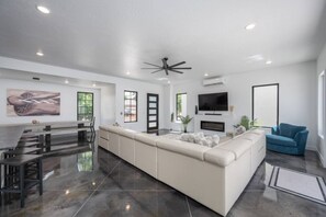 Smart TV, chimenea, videojuegos y tenis de mesa 