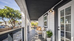 Terrace/patio - 🏡Modern 3BR home minutes from USC, Exposition Park, museums & stadiums. Bright, private space with 3 full bathrooms, fast Wi-Fi, gated parking, and a quiet residential setting—ideal for families, professionals, USC visitors, and long stays near LA. (Los Angeles)