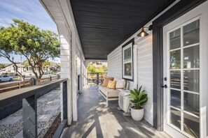 Terrace/patio - 🏡Modern 3BR home minutes from USC, Exposition Park, museums & stadiums. Bright, private space with 3 full bathrooms, fast Wi-Fi, gated parking, and a quiet residential setting—ideal for families, professionals, USC visitors, and long stays near LA. (Los Angeles)