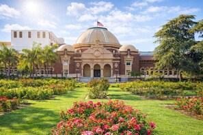 Exposition Park Rose Garden

Approximately 1 mile | 5 minute drive