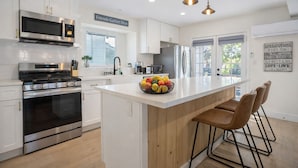 Coffee/tea maker, microwave, oven, stovetop - 🏡Modern 3BR home minutes from USC, Exposition Park, museums & stadiums. Bright, private space with 3 full bathrooms, fast Wi-Fi, gated parking, and a quiet residential setting—ideal for families, professionals, USC visitors, and long stays near LA. (Los Angeles)