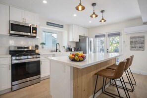 Private kitchen - 🏡Modern 3BR home minutes from USC, Exposition Park, museums & stadiums. Bright, private space with 3 full bathrooms, fast Wi-Fi, gated parking, and a quiet residential setting—ideal for families, professionals, USC visitors, and long stays near LA. (Los Angeles)