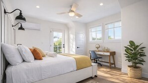 3 bedrooms, desk, iron/ironing board, WiFi - 🏡Modern 3BR home minutes from USC, Exposition Park, museums & stadiums. Bright, private space with 3 full bathrooms, fast Wi-Fi, gated parking, and a quiet residential setting—ideal for families, professionals, USC visitors, and long stays near LA. (Los Angeles)