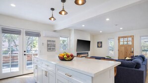Interior - 🏡Modern 3BR home minutes from USC, Exposition Park, museums & stadiums. Bright, private space with 3 full bathrooms, fast Wi-Fi, gated parking, and a quiet residential setting—ideal for families, professionals, USC visitors, and long stays near LA. (Los Angeles)