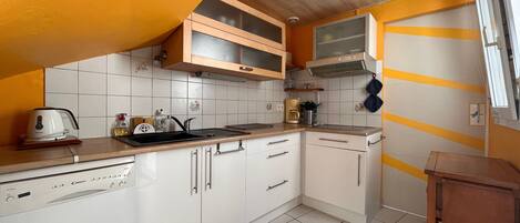 ثلاجة، ميكروويف، فرن، موقد طهي مسطح