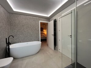Een douche, een haardroger, handdoeken, toiletpapier