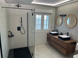 Regadera, secadora de cabello, toallas, papel de baño 