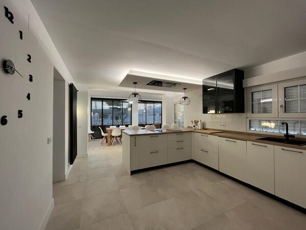 冷蔵庫、電子レンジ、オーブン、コンロ