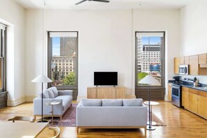 TV - Historic Charm ON Whiskey Row, Bright Corner Loft! (Louisville)