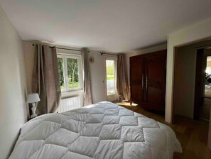 4 bedrooms, iron/ironing board, free WiFi, bed sheets