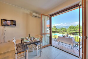 Maison Familiale, 2 chambres, 2 salles de bains, côté montagne (Cottage del Lago) | Salle à manger