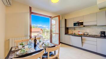Maison Familiale, 2 chambres, 2 salles de bains (Cottage del Lago: Lake Maggiore Villa) | Cuisine privée