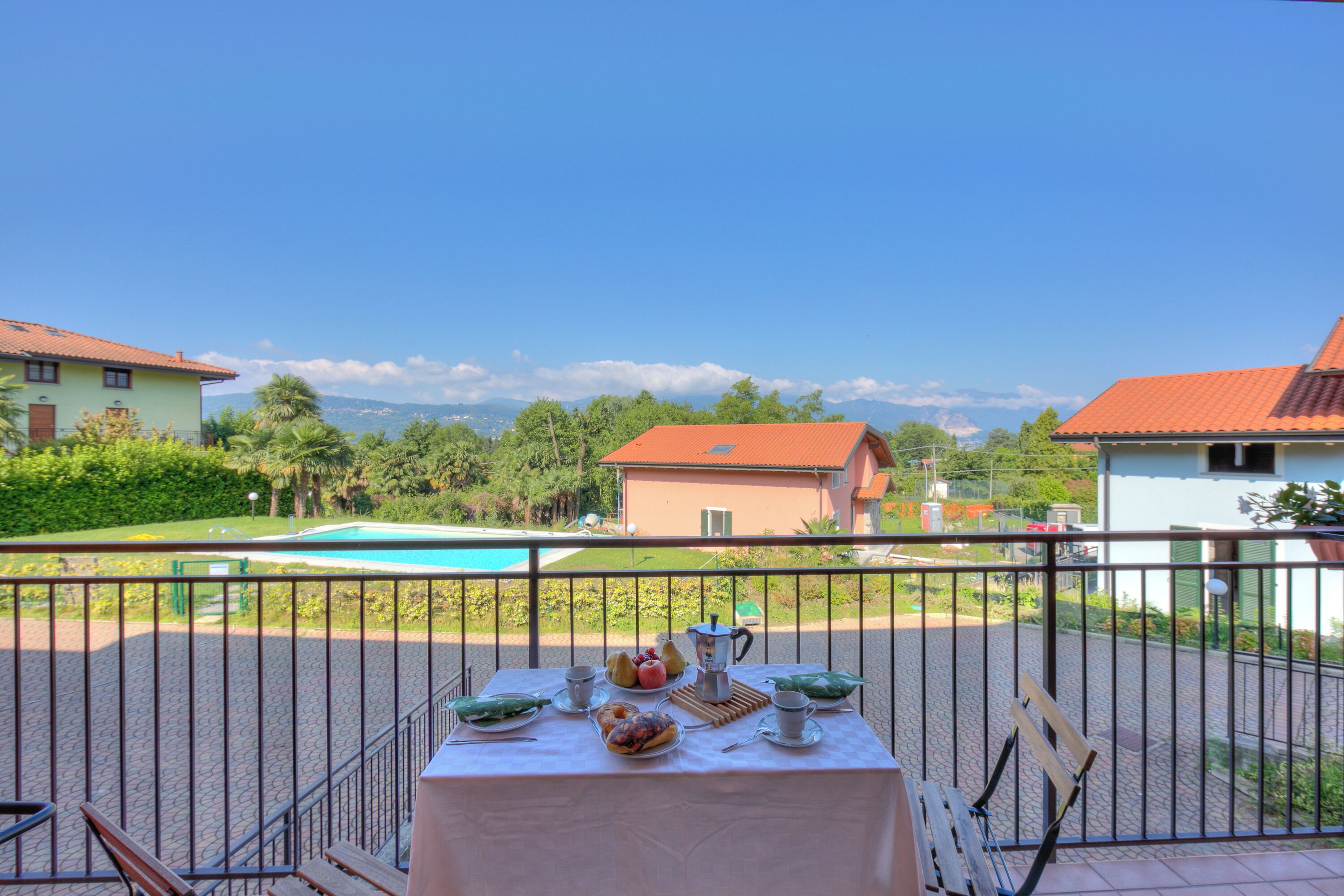 Casa familiar, varias habitaciones, 2 baños, junto a la montaña (Cottage del Lago) | Restaurante al aire libre