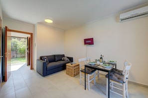 Family House, 2 Bedrooms, 2 Bathrooms, Mountainside (Cottage del Lago) | Dining