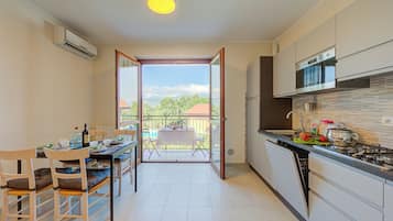 Rumah Keluarga, beberapa kamar, 2 kamar mandi, tepi gunung (Cottage del Lago) | Dapur pribadi | Lemari es, microwave, kompor, dan mesin pencuci piring