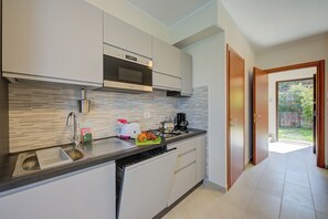 Maison Familiale, 2 chambres, 2 salles de bains, côté montagne (Cottage del Lago) | Cuisine privée | Réfrigérateur, micro-ondes, plaque de cuisson, lave-vaisselle