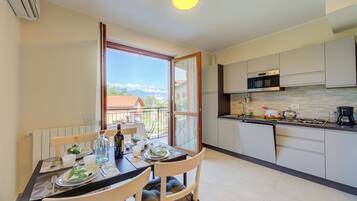 Family House, Multiple Bedrooms, 2 Bathrooms, Mountainside (Cottage del Lago) | Dapur peribadi | Peti sejuk, ketuhar gelombang mikro, dapur, mesin basuh pinggan mangkuk