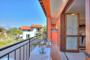 Familienhaus, 2 Schlafzimmer, 2 Bäder, Bergseite (Cottage del Lago) | Speisen im Freien
