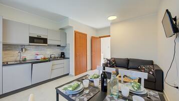 Family House, Multiple Bedrooms, 2 Bathrooms, Mountainside (Cottage del Lago) | Bahagian dalam