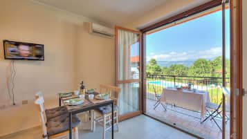 Family House, Multiple Bedrooms, 2 Bathrooms, Mountainside (Cottage del Lago) | Dining