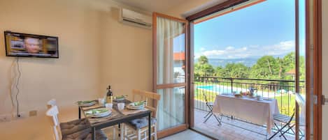 Family House, Multiple Bedrooms, 2 Bathrooms, Mountainside (Cottage del Lago) | Dining