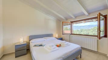 Family House, Multiple Bedrooms, 2 Bathrooms, Mountainside (Cottage del Lago) | 2 bilik tidur, Wi-fi, cadar katil