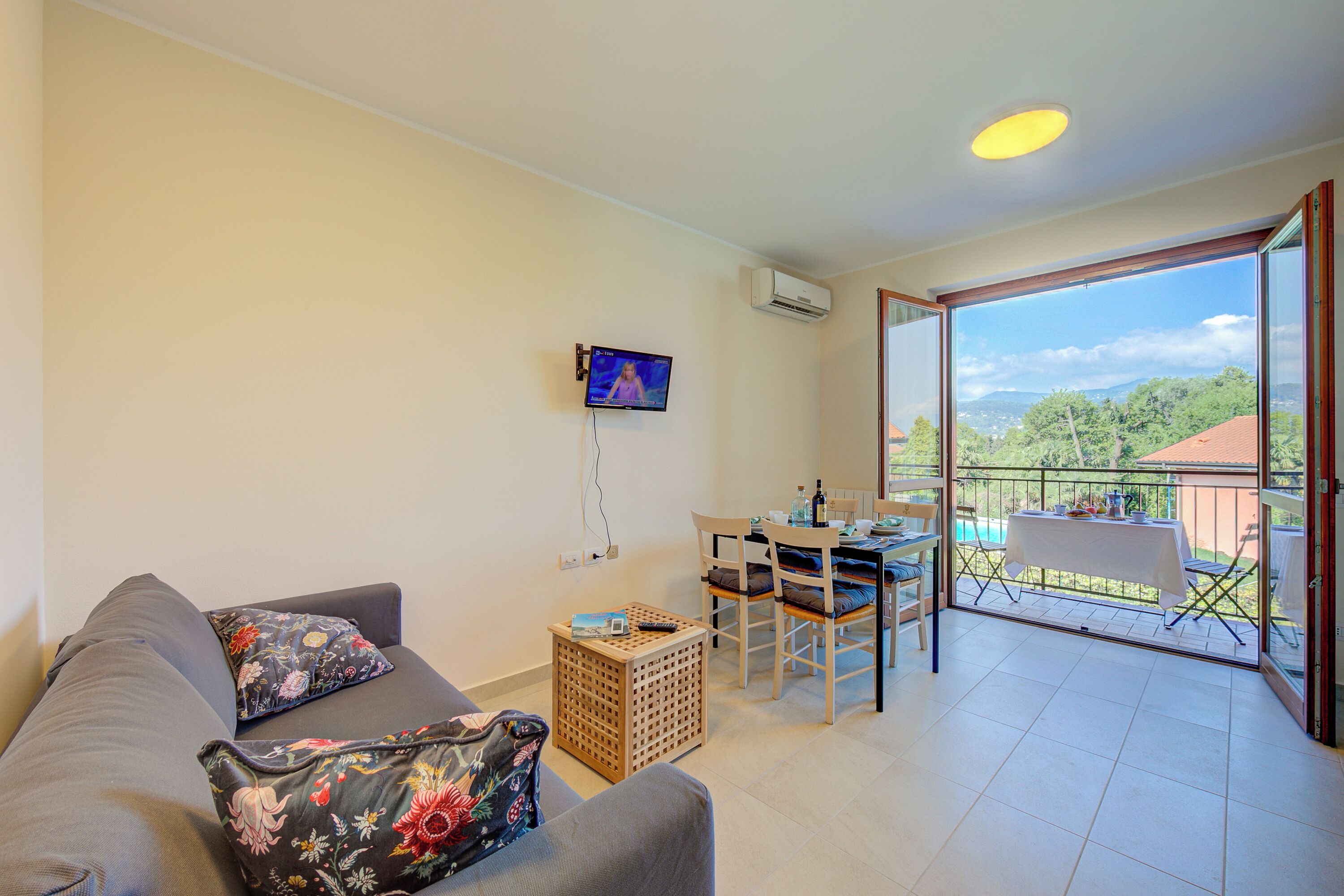 Familie huis, meerdere slaapkamers, 2 badkamers, uitzicht op gebergte (Cottage del Lago) | Woonruimte | Een televisie