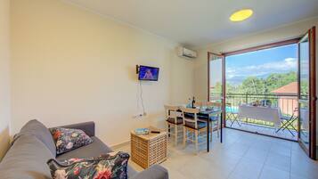 Family House, Multiple Bedrooms, 2 Bathrooms, Mountainside (Cottage del Lago) | Living area | TV