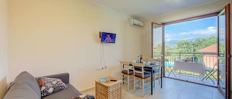 Familie huis, meerdere slaapkamers, 2 badkamers, uitzicht op gebergte (Cottage del Lago) | Woonruimte | Een televisie