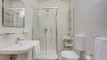 Family House, Multiple Bedrooms, 2 Bathrooms, Mountainside (Cottage del Lago) | Bathroom | Separate bathtub and shower, bidet, towels, soap