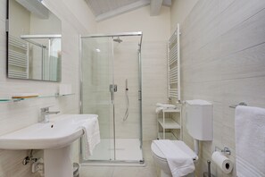 Family House, Multiple Bedrooms, 2 Bathrooms, Mountainside (Cottage del Lago) | Bathroom | Separate tub and shower, bidet, towels, soap - Cottage del Lago (Laveno Mombello)