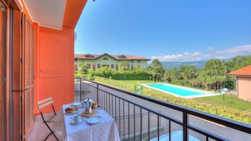 Family House, 2 Bedrooms, 2 Bathrooms, Mountainside (Cottage del Lago) | Balcony view