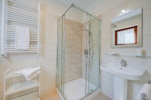 Familienhaus, 2 Schlafzimmer, 2 Bäder, Bergseite (Cottage del Lago) | Badezimmer