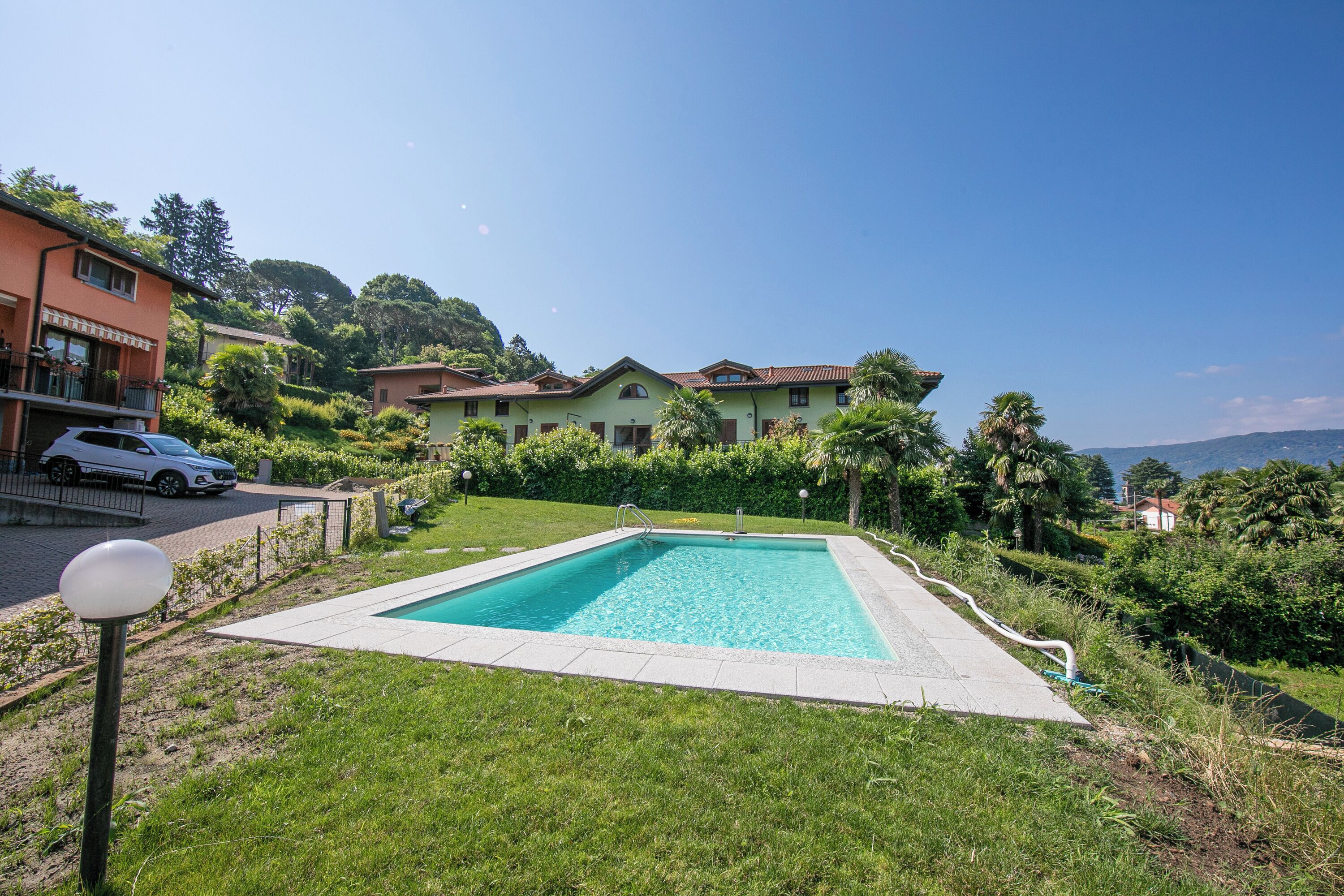 Kolam renang terbuka bermusim 