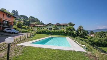 Kolam renang terbuka bermusim