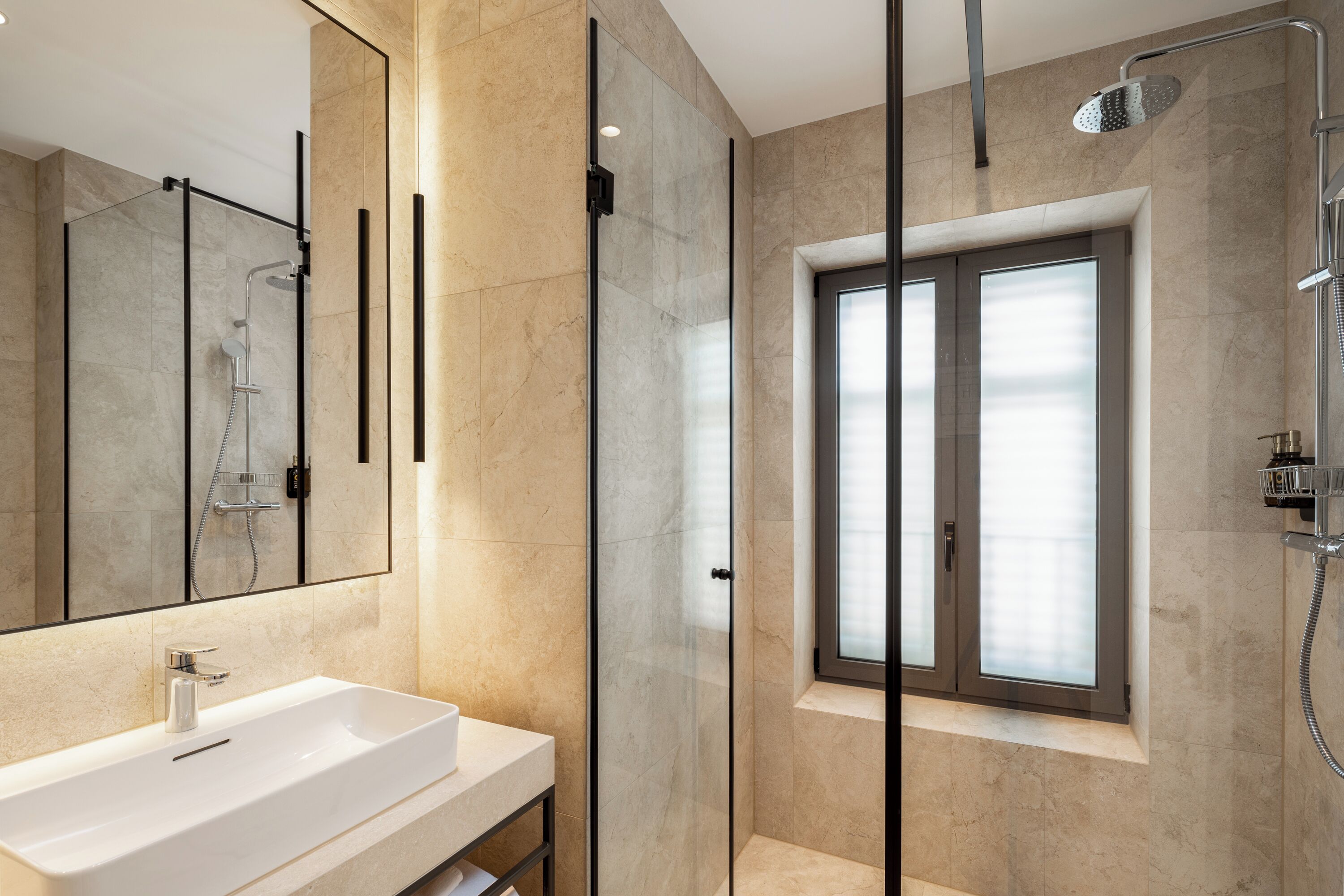 Suite Junior | Bagno | Doccia, soffione a pioggia, set di cortesia firmato, asciugacapelli