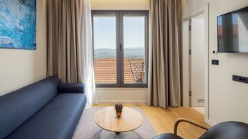 Suíte superluxo, 2 banheiros | Área de estar | TV de tela plana 108 cm com canais digitais, TV, aparelho de som