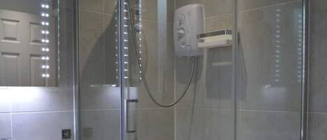 Secadora de cabello, toallas, jabón, shampoo