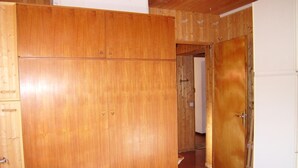 A room with a large wooden wardrobe, a door leading to another room, and a carpeted floor. - Central Apartment for 5, Near Slopes & Shops, Crest-Voland (Crest-Voland)