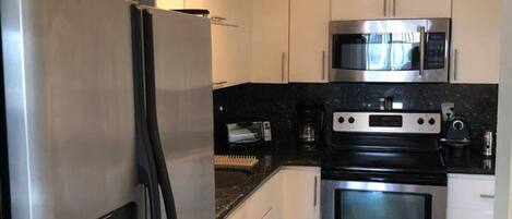 Kühlschrank, Mikrowelle, Ofen, Geschirrspüler