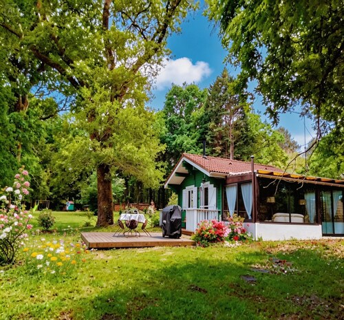 Le Calme au Milieu de la Forêt : Chalet Rénové Avec Piscine Partagée