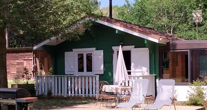 Le Calme au Milieu de la Forêt : Chalet Rénové Avec Piscine Partagée