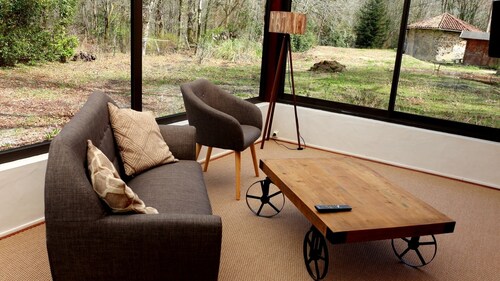 Le Calme au Milieu de la Forêt : Chalet Rénové Avec Piscine Partagée
