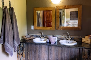 Deluxe Double Room | Bathroom